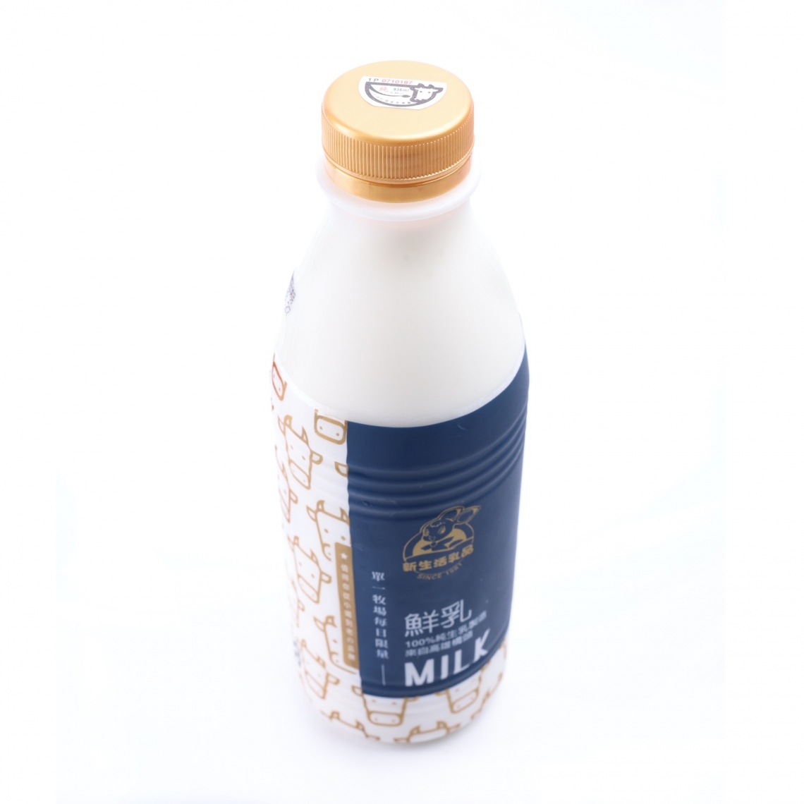#新生活鮮乳 單一乳源每日限量供應 新生活鮮乳賣的是100%純生乳製造的鮮乳，生乳不像水龍頭一樣開關自如，因此才會有每日限量。 擠出一滴滴鮮奶到裝瓶，物流的完整過程也都要保持在7度C以下的溫度，才能維持鮮乳的新鮮度，所以你餐桌那瓶鮮乳真的是得來不易呀！